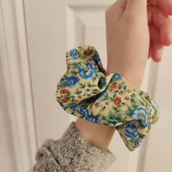 3 for $20* Brand new floral scrunchie Last One - Picture 3 of 3